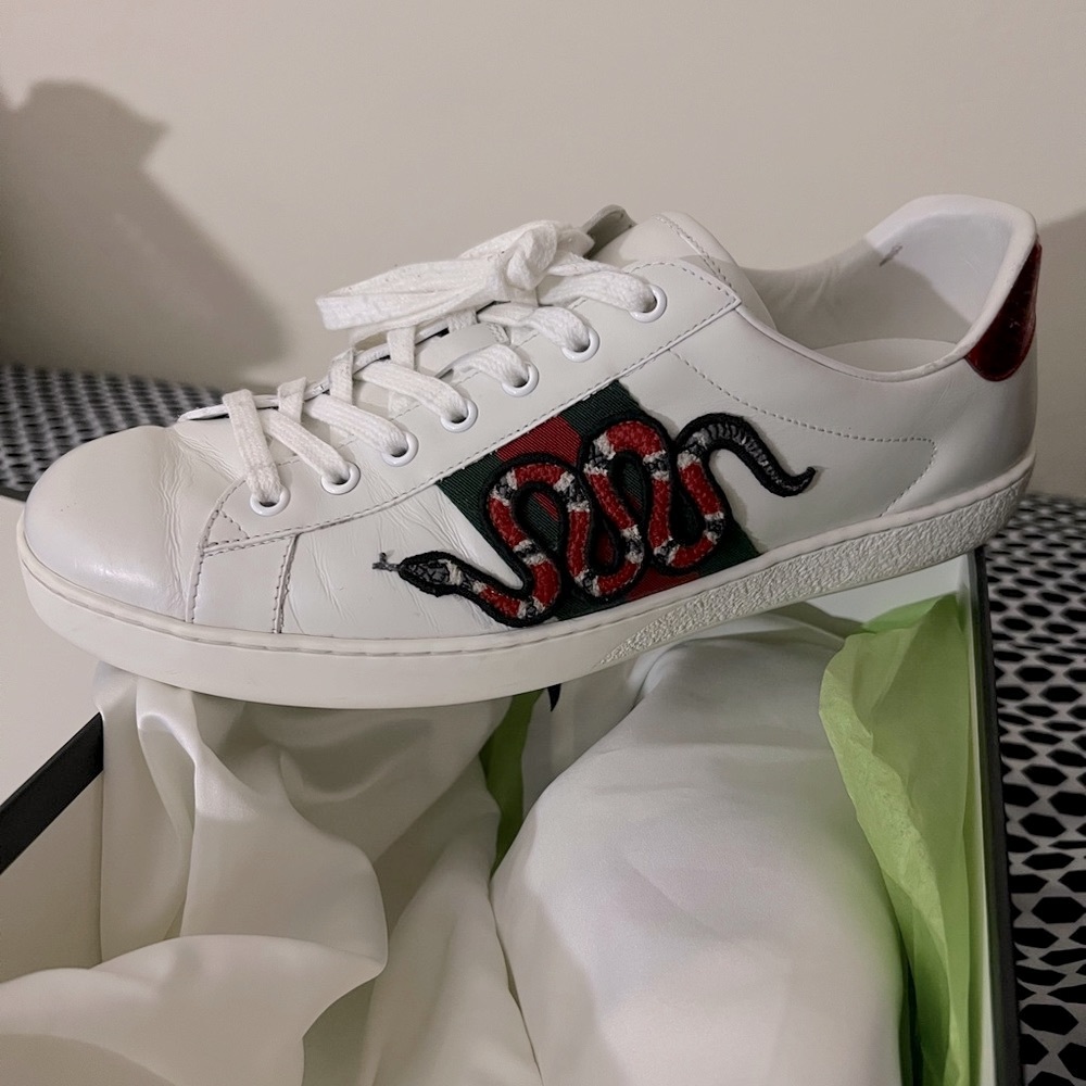 SOLD!! Gucci Snake edition size ( gucci 9)